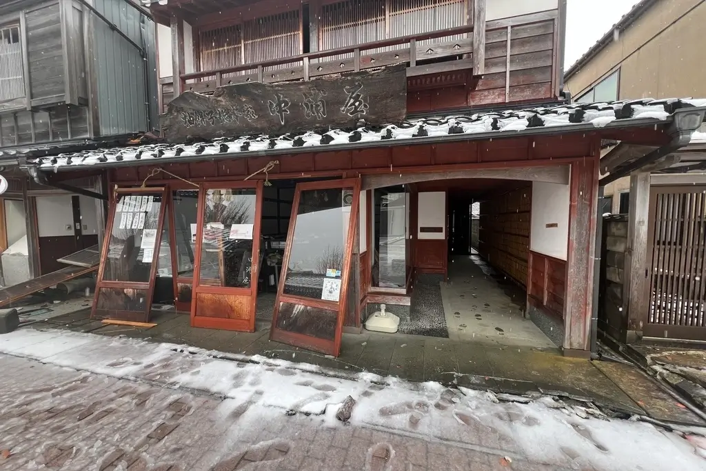 Nakauraya's damaged storefront after the 2024 Noto earthquake.