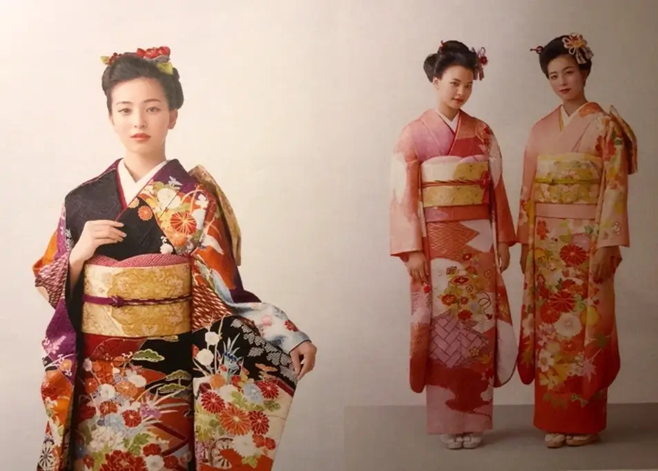 Women posing in Chiso kimonos.