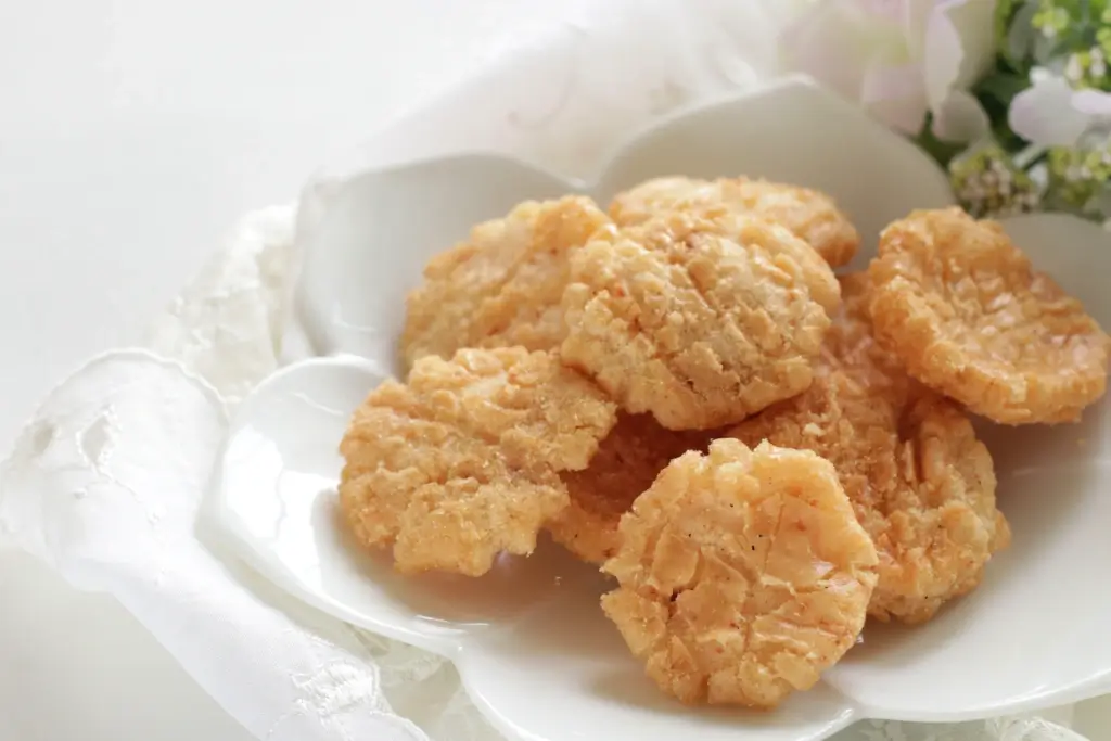 A bowl of ebi senbei.