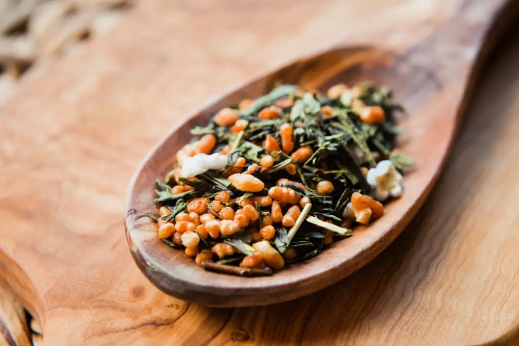 A spoonful of genmaicha.