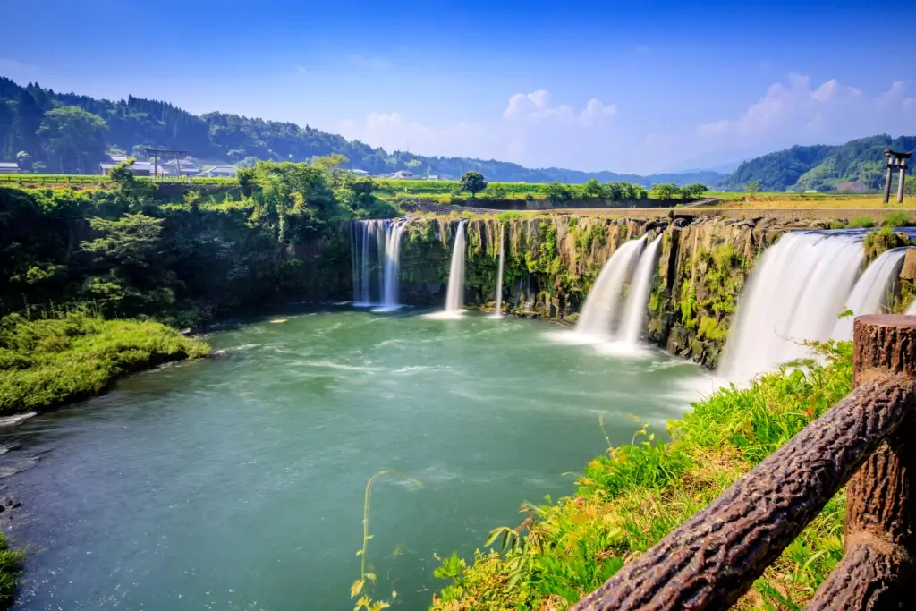 Harajiri Falls during the day.