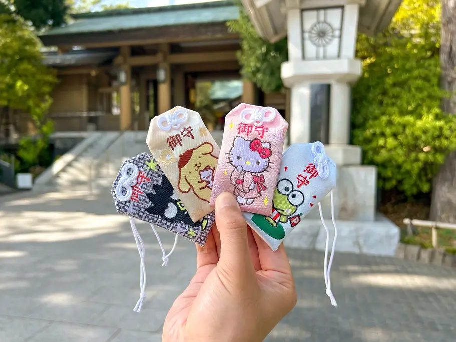 Someone holding Hello Kitty omamori at Togo Shrine.