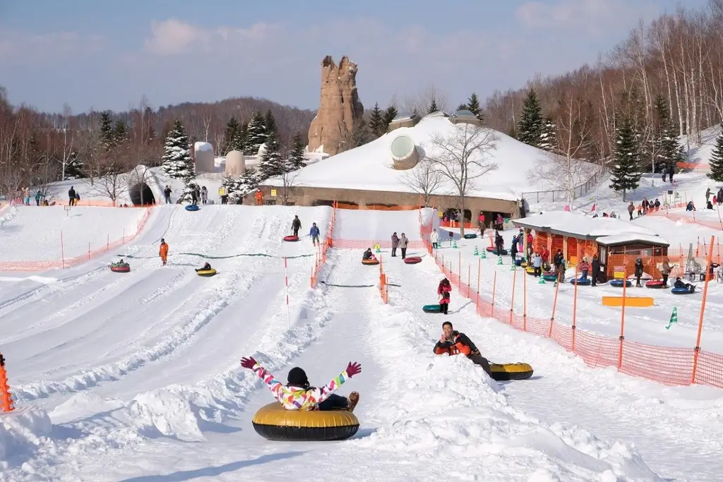 People sledding at Hitsujigaoka Snow Park.