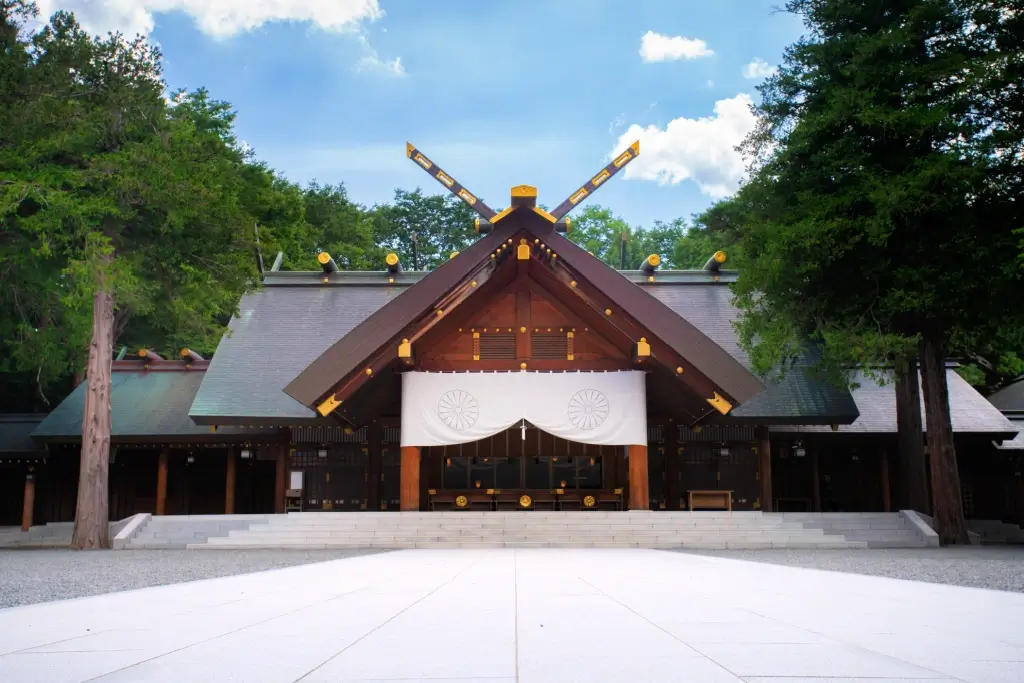 Hokkaido Jingu during the day.