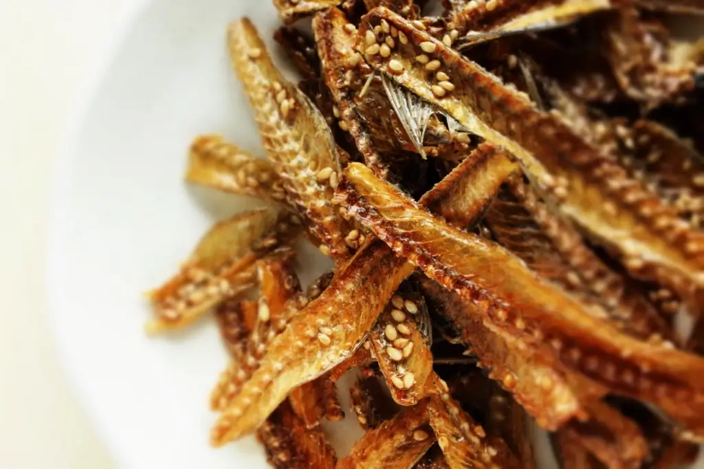 A bowl of deep-fried eel spines or "hone senbei".