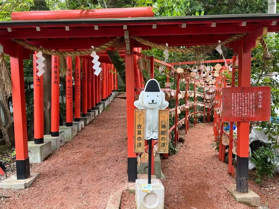 Kima-chan (a white puppy with big ears) in front of Ishiura Shrine.