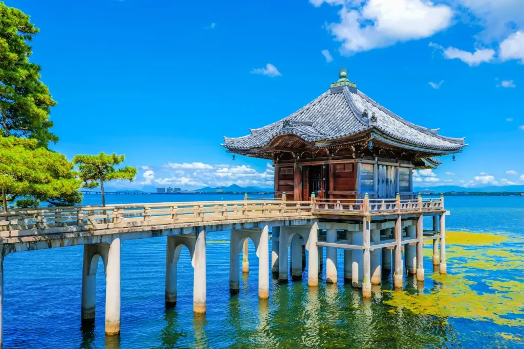 Ukimido Mangetsuji Temple in Like Biwa.