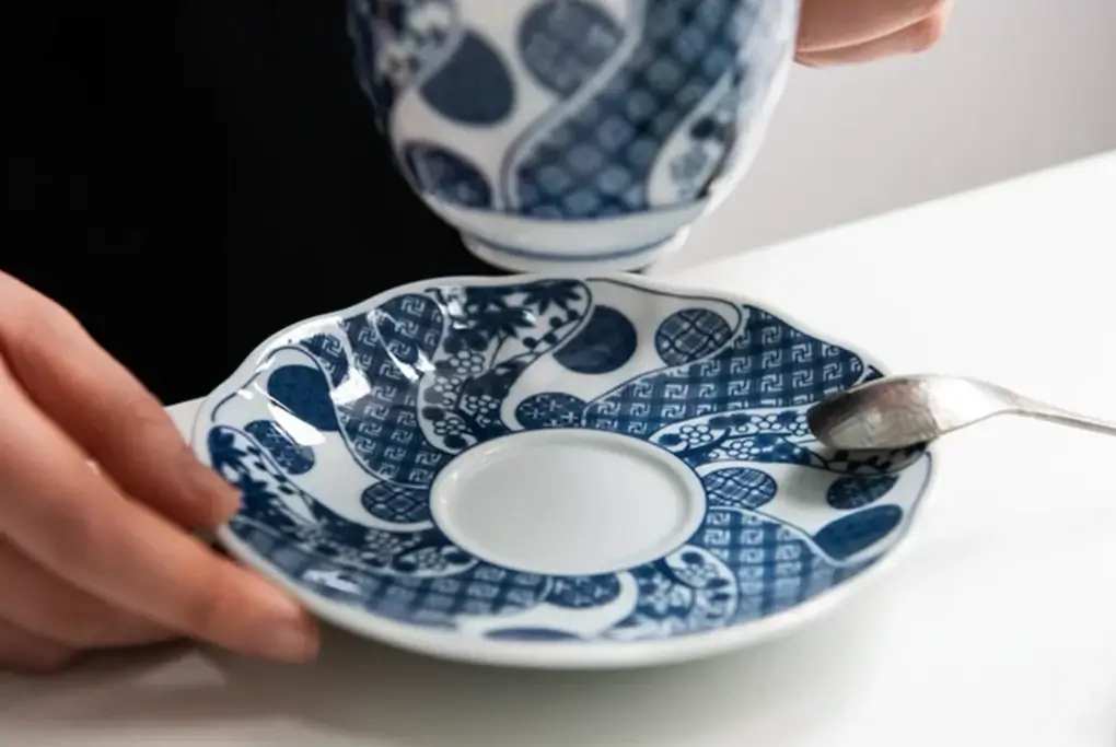 A person using a Shonzui teacup.