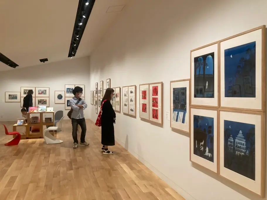 People at the Itabashi Museum of Art.