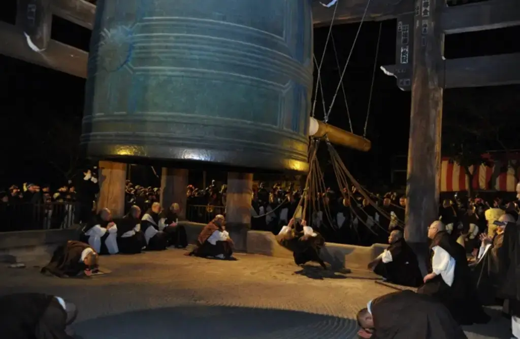 People ringing in the New at Chion-in Temple