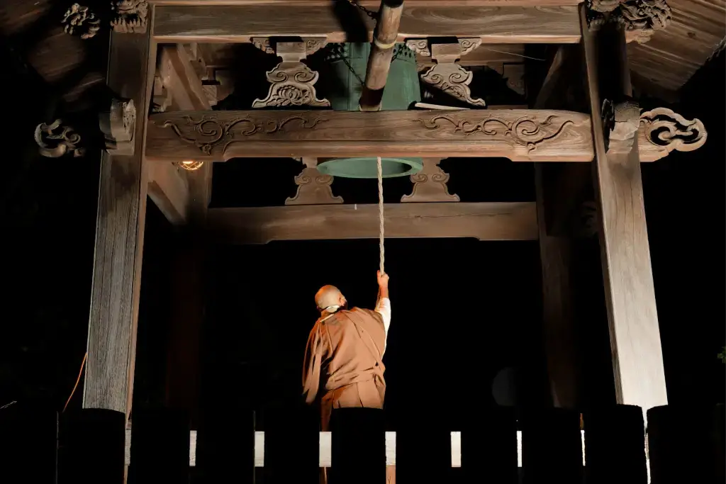 A priest ringing a bell at midnight during Joya no Kane.