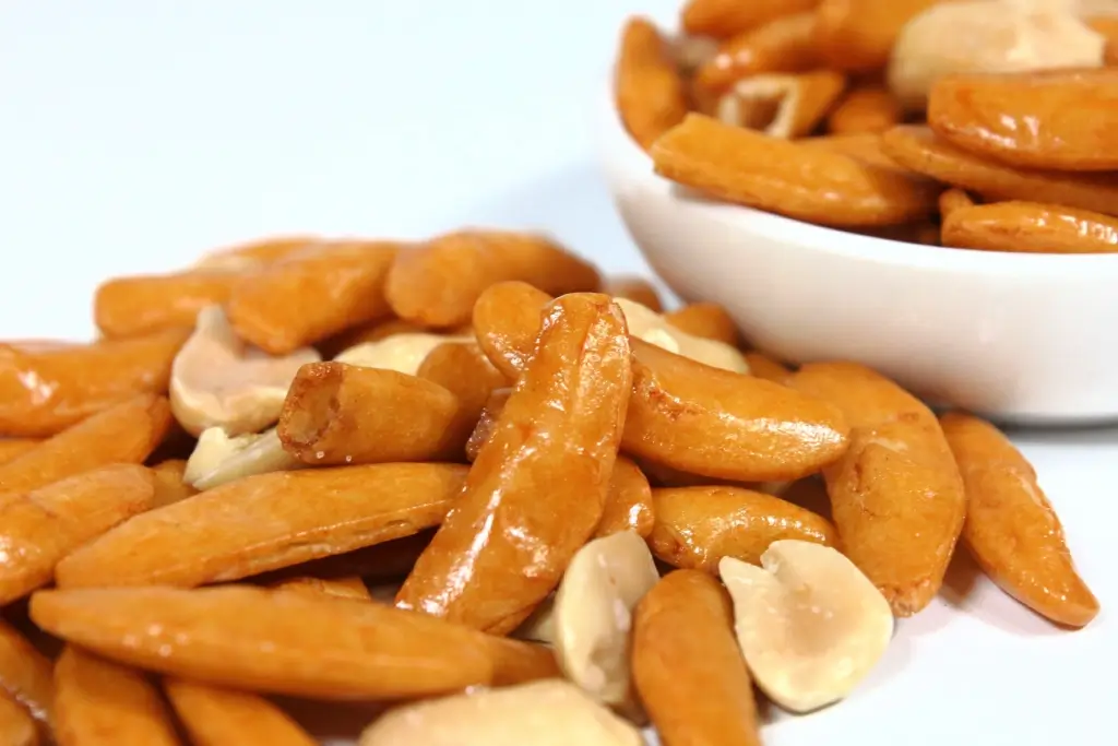 A pile of kaki no tane (arare shaped like persimmon seeds) with peanuts.