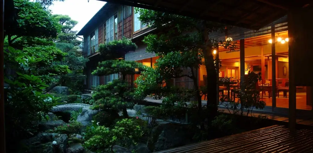 A forested building at Nishimuraya Honkan.