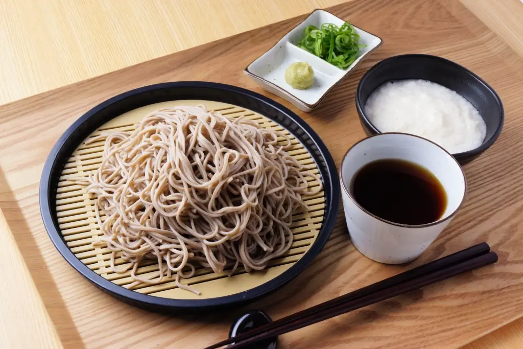 A plate of buckwheat noodles.