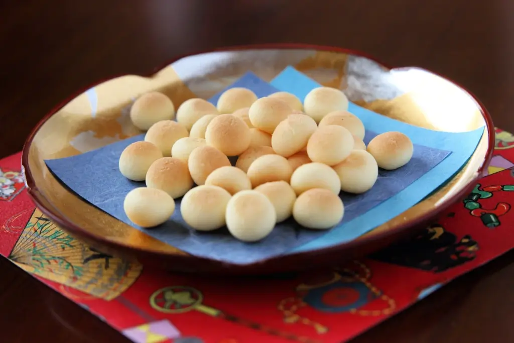 A plate of tamago boro cookies.