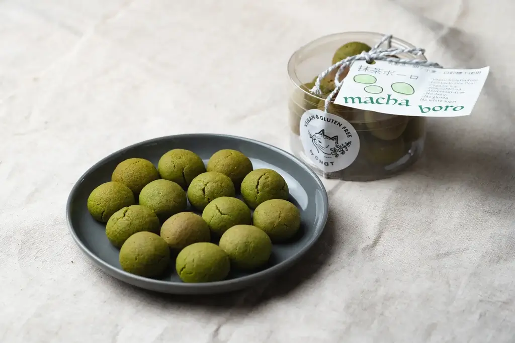 A plate of matcha boro cookies.