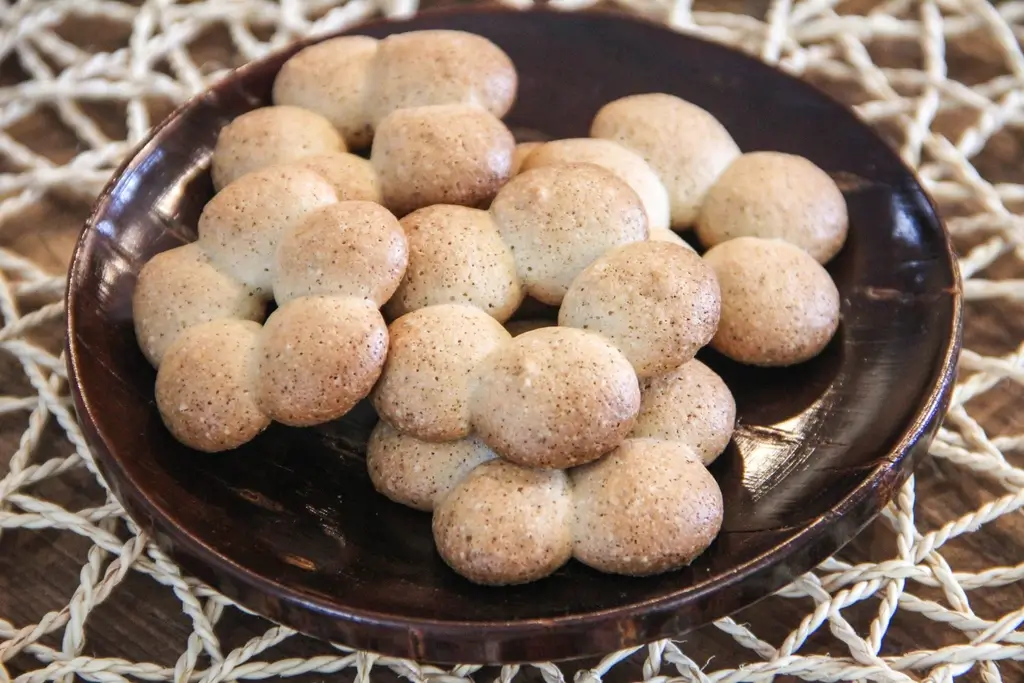 A plate of soba boro cookies.