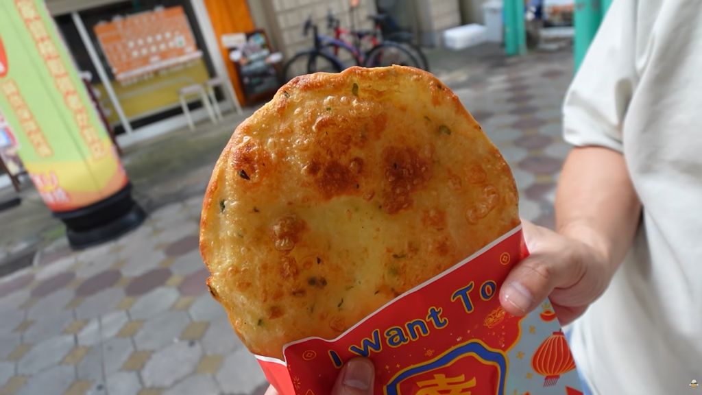 TabiEats tries a crispy green onion pancake